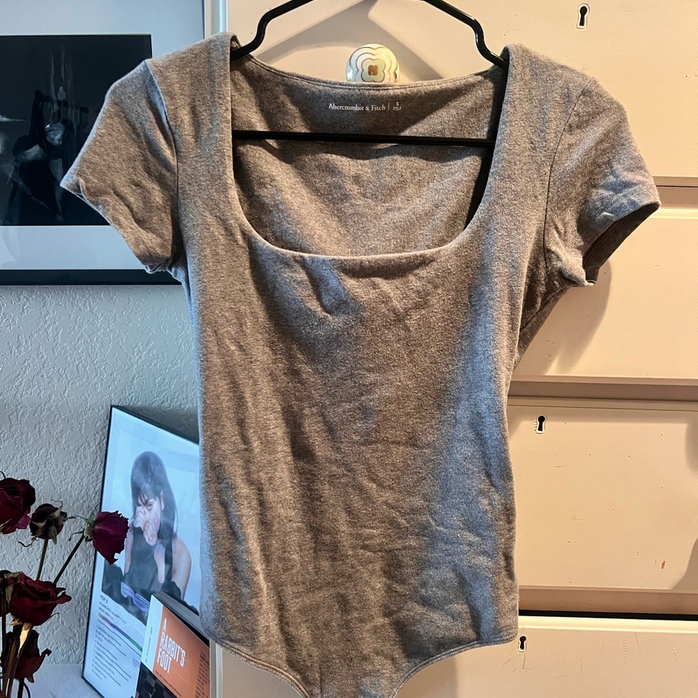 Abercrombie & Fitch Women's Gray Scoop-Neck Short Sleeve Bodysuit